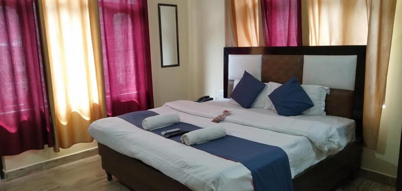 Hotel Om Palace McLeod Gandzs Kültér fotó